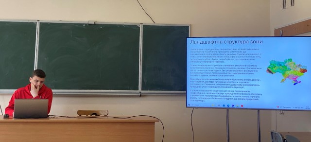 Тарас Поліщук (група СОГ-31) під час захисту результатів свого дослідження